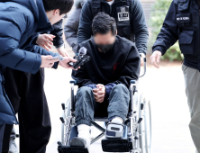 ‘아내 감금·성인방송 강요’ 전직 군인 남편, 휠체어 타고 등장