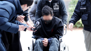‘아내 감금·성인방송 강요’ 전직 군인 남편, 휠체어 타고 등장