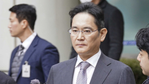 ‘1심 무죄’ 법정 나서는 이재용 삼성전자 회장