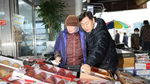 김관영 전북특별자치도지사, 설맞이 전통시장 찾아 ‘다함께 민생’ 강조
