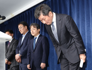 ‘클린스만 해임’ 굳은 표정으로 머리 숙인 정몽규