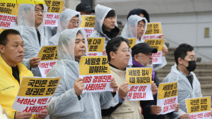 ‘세월호 다큐 불방 규탄한다’ 구호 외치는 유가족들 