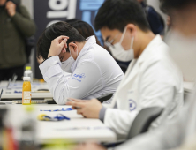 ‘병원 떠난 전공의들’ 가운입고 한자리에