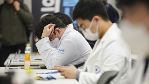 ‘병원 떠난 전공의들’ 가운입고 한자리에