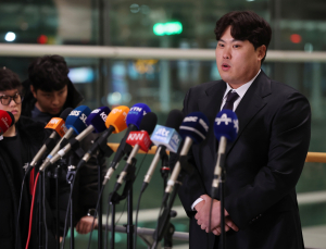 ‘한화 복귀’ 류현진, 스프링캠프 합류 위해 오키나와로 출국