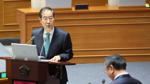 대정부질문서 “1%대 성장률, 사과해야” vs “선방했다”