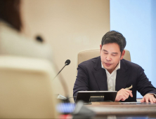 “자기 분야 ‘덕후’ 돼라”…인재 경영 힘 싣는 정용진 부회장