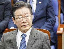 더불어민주당 의원총회에 나타난 이재명 대표