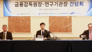 밸류업 힘 실은 이복현 “주주환원 미흡, 주식시장 저평가 대표 요인”