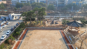 전북특별자치도청사 잔디광장 놀이마당 ‘맨발 황톳길’ 개장