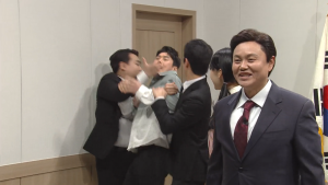 尹 정권 ‘입틀막’ 패러디한 ‘SNL’…“풍자는 권리”