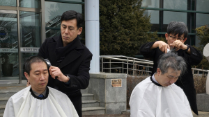 ‘의대 증원 신청 반대’ 강원의대 교수들 삭발