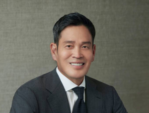 정용진, 신세계그룹 회장 승진…“강한 리더십 필요”