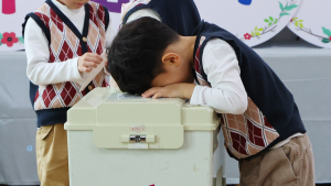 ‘엄마·아빠, 꼭 투표해요’