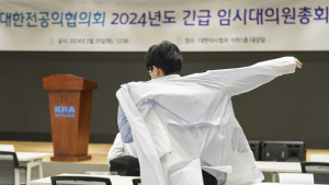 정부 “전공의 사직 제한” vs 의협 “대법원 판례 안 찾아봤나”
