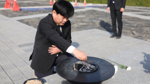 노 전 대통령 묘역 참배한 양문석...사죄하는 마음으로 왔다
