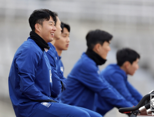 ‘이강인 제외’ 완전체…황선홍호 첫 훈련한 손흥민 ‘방긋’