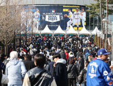 한국에서 처음 열리는 MLB...붐비는 고척스카이돔