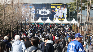 한국에서 처음 열리는 MLB...붐비는 고척스카이돔