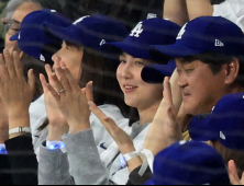 ‘우리 남편 최고’ 오타니 적시타에 기뻐하는 다나카 마미코 