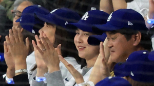 ‘우리 남편 최고’ 오타니 적시타에 기뻐하는 다나카 마미코 