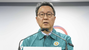 정부 “환자의 곁에 남은 교수 따돌림...보호 장치 마련하겠다”