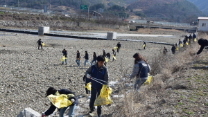 송호석 전북환경청청장, ‘세계 물의 날’ 맞아 전주천 찾아 ‘줍깅’