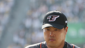 ‘5실점’ 류현진 울린 ‘행복 수비’…12년만 복귀전도 망쳤다