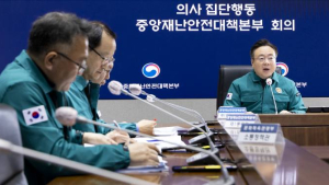 “의료계 대화 환영”…“증원 방침 접어야”