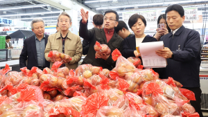 하나로마트 찾은 최상목 “먹거리 물가 안정 노력 강화”