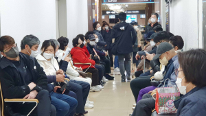 “치료 미뤄져 암 재발”…집단사직에 불안 증폭