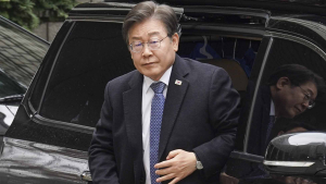 인상 쓰며 법정 향하는 이재명 대표