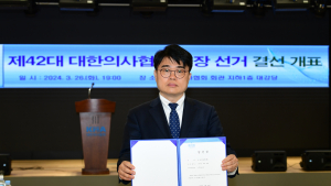 “전공의 다치면 총파업”…새 의협회장에 더 꼬이는 의정 갈등