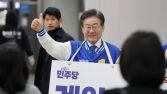 이재명, 선거운동 첫날 지역 주민들과 인사