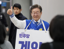 이재명, 선거운동 첫날 지역 주민들과 인사 
