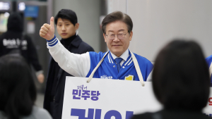 이재명, 선거운동 첫날 지역 주민들과 인사 
