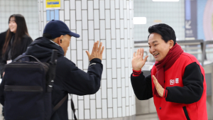 원희룡, 시민들과 웃으며 ‘하이파이브’