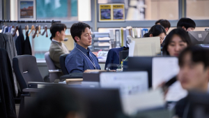 ‘댓글부대’ 일일천하…‘파묘’ 주말에도 기세 이을까