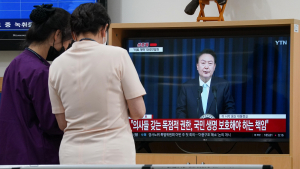 ‘의료 개혁’ 대국민 담화 시청하는 의료진 