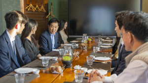 2030 만난 금융위원장 “밸류업·ISA 지원 강화…자산형성 돕겠다”
