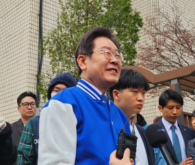 사전투표 마친 이재명 “투표로 주권 행사해야…포기하면 기득자몫” [쿡 정치포토]