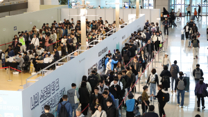‘투표하고 여행가요’ 붐비는 인천공항 사전투표소