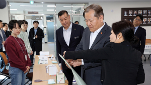 행안부장관, 선거상황 점검...“안전한 투표환경 조성해 달라”