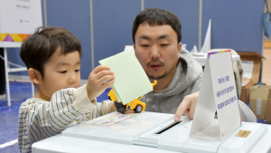 “아빠, 내가 넣어 볼래요” 22대 총선 투표 진행