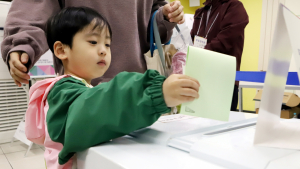 아이들과 함께 ‘소중한 한 표’ 행사 