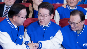 ‘출구조사 압승’ 환호하는 더불어민주당 