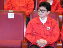 ‘실망스럽다’ 씁쓸한 표정으로 방송 지켜보는 한동훈