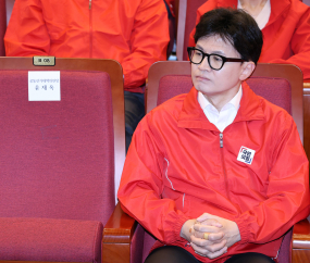 ‘실망스럽다’ 씁쓸한 표정으로 방송 지켜보는 한동훈 