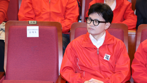 ‘실망스럽다’ 씁쓸한 표정으로 방송 지켜보는 한동훈 