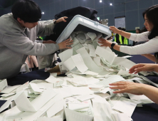 22대 총선 개표 작업...민심의 향방은 